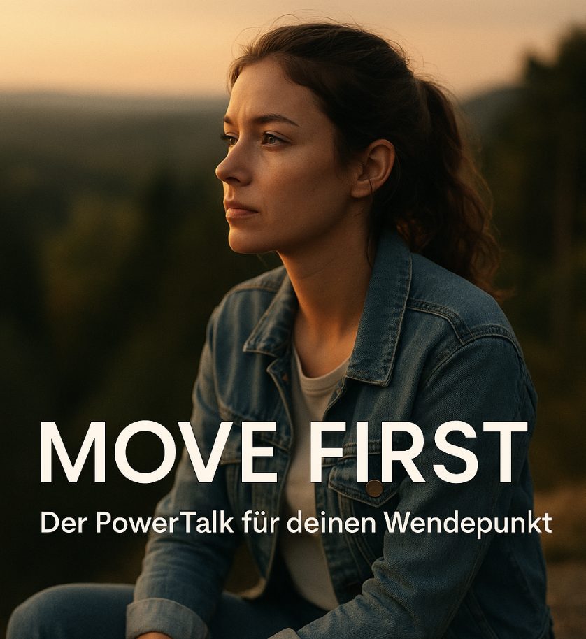 Eine junge Frau sitzt in der Natur bei Sonnenuntergang, den Blick fokussiert in die Ferne gerichtet. Sie trägt eine Jeansjacke und wirkt ruhig, aber entschlossen – als würde sie einen inneren Wendepunkt durchleben. Im Vordergrund steht in großer weißer Schrift: "MOVE FIRST". Darunter in kleinerer Schrift: "Der PowerTalk für deinen Wendepunkt".