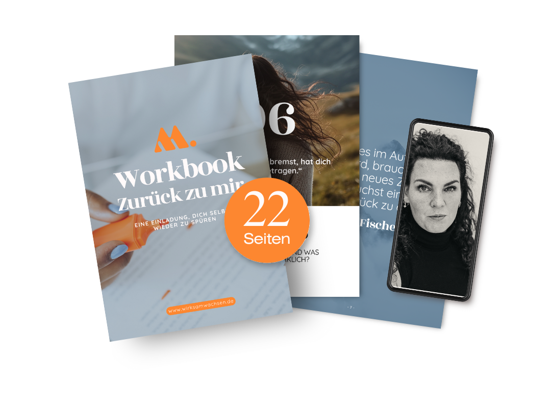 Mockup des kostenlosen Workbooks „Zurück zu mir“ von Esther Fischer. Im Zentrum des Bildes ist das Deckblatt des Workbooks zu sehen, das mit einer orangenen Markierungshand illustriert ist. Darauf steht: „Eine Einladung, dich selbst wieder zu spüren“. Ein oranger Kreis weist auf den Umfang von „22 Seiten“ hin. Im Hintergrund erscheinen zwei weitere Einblicke in das Workbook: ein stimmungsvoller Naturmoment mit einer Frau und ein Zitat, daneben ein Smartphone mit einem Schwarz-Weiß-Porträt von Esther Fischer. Das Bild vermittelt Selbstreflexion, persönliche Entwicklung und emotionale Tiefe, zentrale Werte von „wirksam wachsen.
